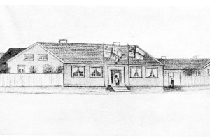 Bilde av Skolegata 2 er huset i midten med flagg